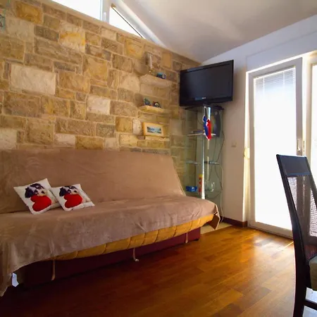 Blizu Plaze U Betini * Betina (Sibenik-Knin)