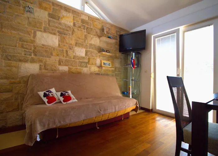 Blizu Plaze U Betini * Betina (Sibenik-Knin)